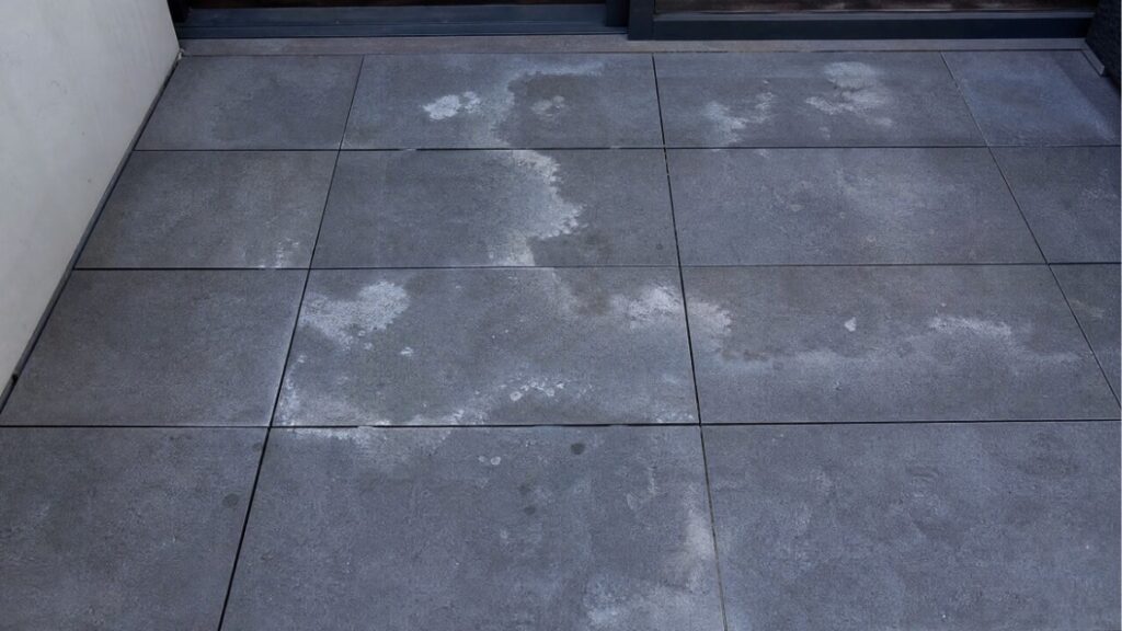 Chlorschaden-Betonplatten_Fassadenreinigung mit Chlorreiniger